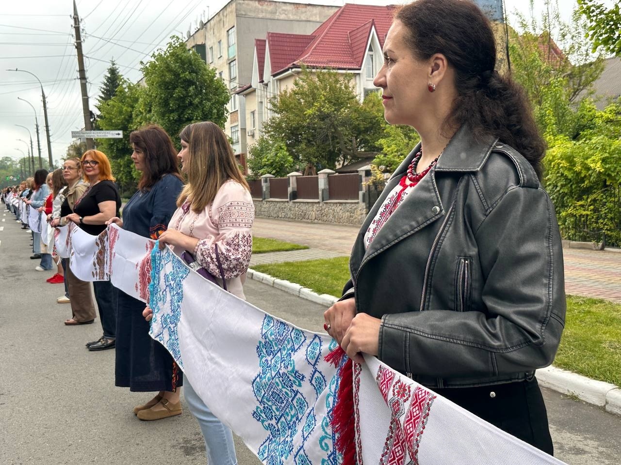 «Вишивана дорога» єдності: як Старокостянтинів відзначив День вишиванки