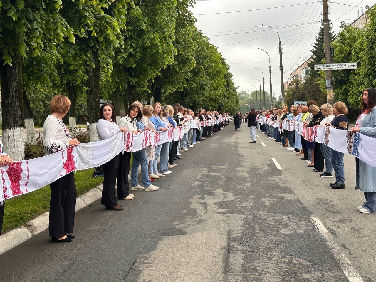 «Вишивана дорога» єдності: як Старокостянтинів відзначив День вишиванки