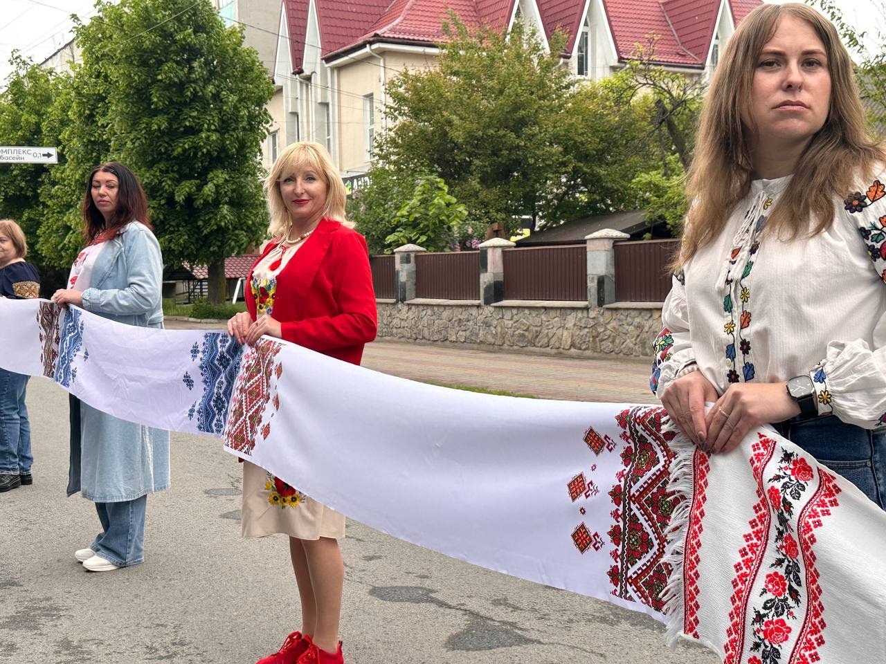 «Вишивана дорога» єдності: як Старокостянтинів відзначив День вишиванки