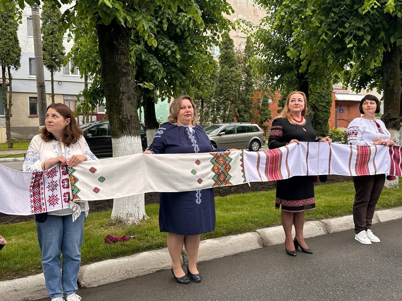 «Вишивана дорога» єдності: як Старокостянтинів відзначив День вишиванки