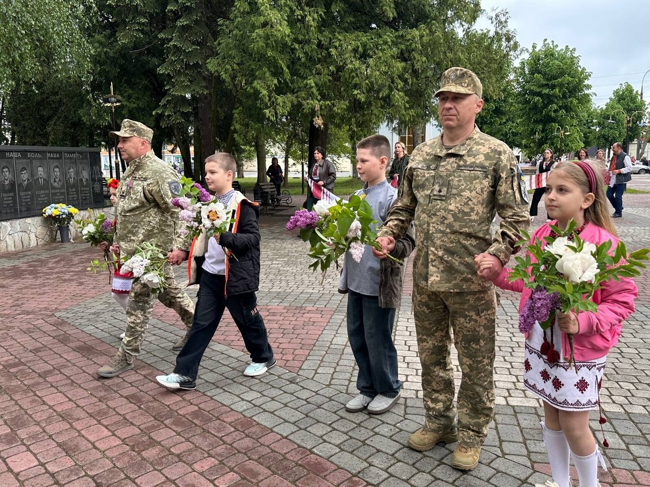 «Вишивана дорога» єдності: як Старокостянтинів відзначив День вишиванки