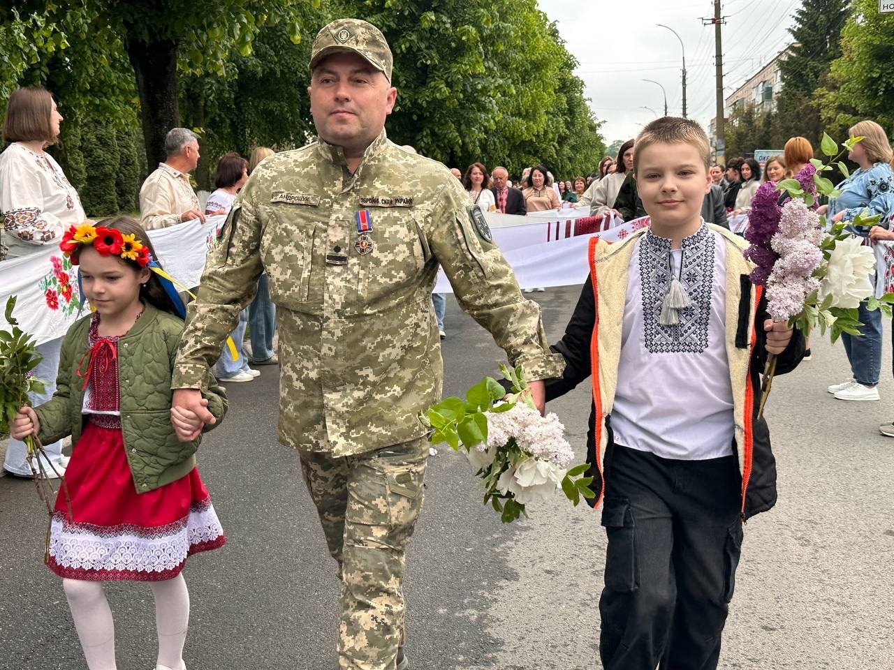 «Вишивана дорога» єдності: як Старокостянтинів відзначив День вишиванки