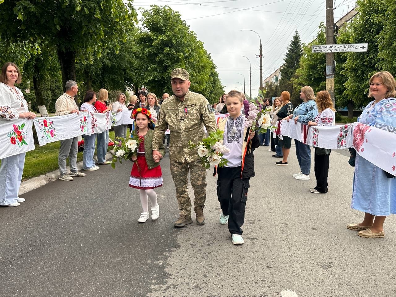 «Вишивана дорога» єдності: як Старокостянтинів відзначив День вишиванки