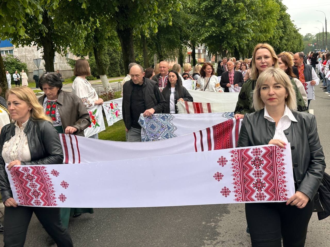 «Вишивана дорога» єдності: як Старокостянтинів відзначив День вишиванки