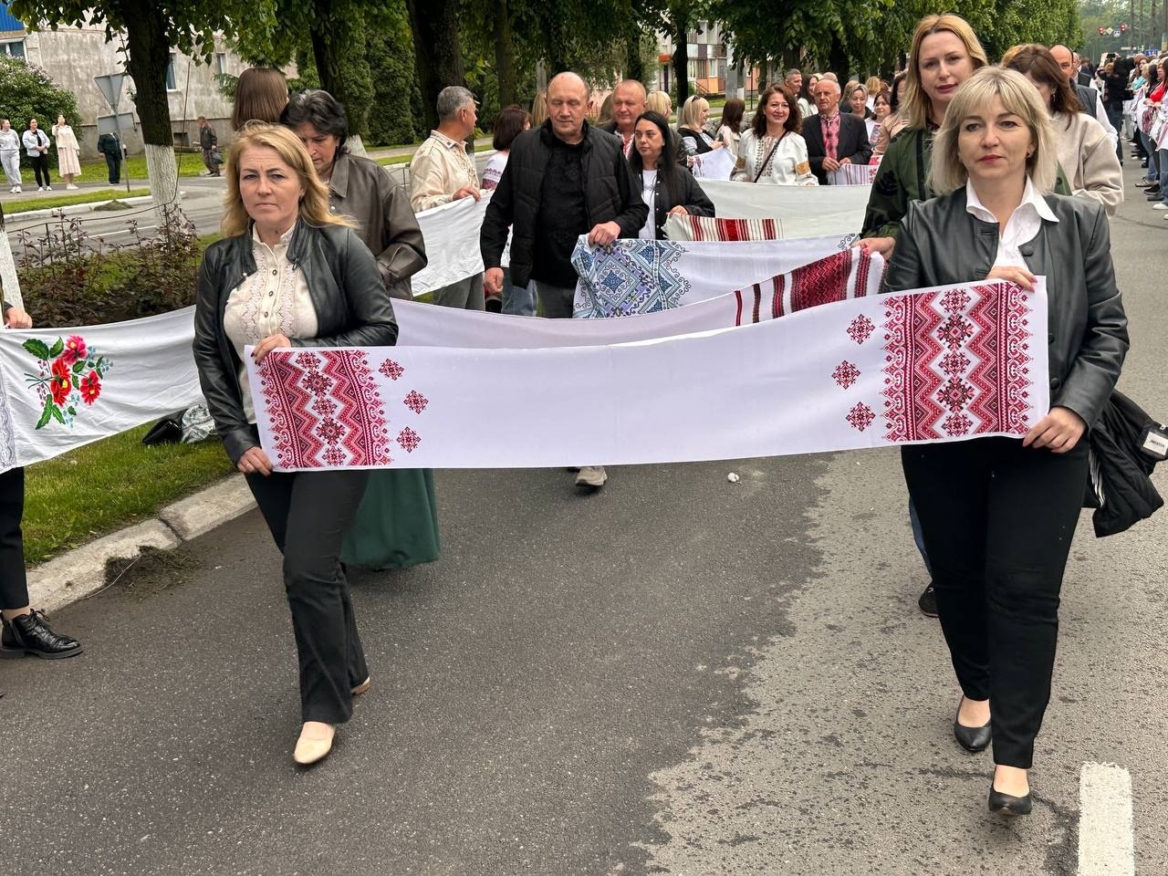 «Вишивана дорога» єдності: як Старокостянтинів відзначив День вишиванки