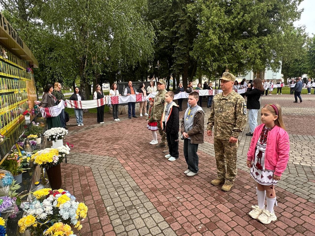«Вишивана дорога» єдності: як Старокостянтинів відзначив День вишиванки