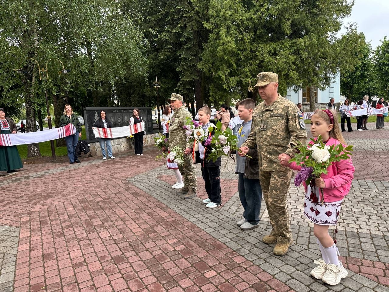 «Вишивана дорога» єдності: як Старокостянтинів відзначив День вишиванки
