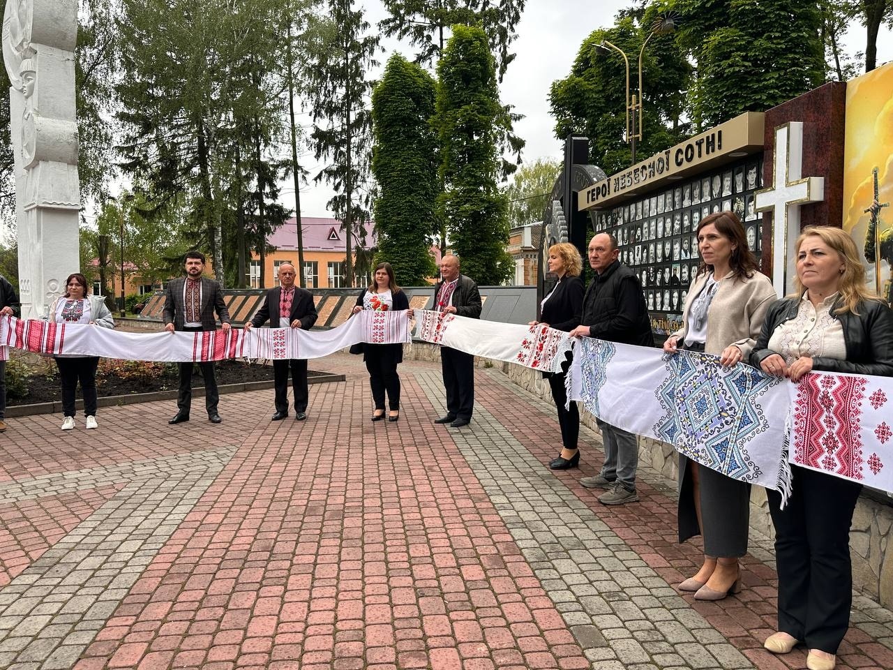 «Вишивана дорога» єдності: як Старокостянтинів відзначив День вишиванки
