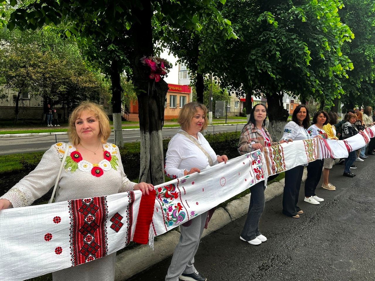 «Вишивана дорога» єдності: як Старокостянтинів відзначив День вишиванки