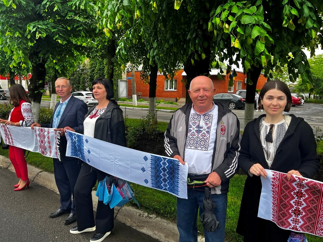 «Вишивана дорога» єдності: як Старокостянтинів відзначив День вишиванки