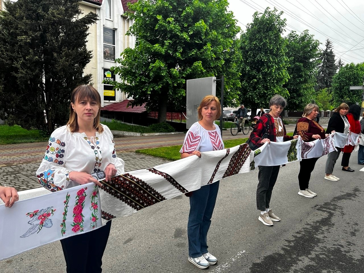 «Вишивана дорога» єдності: як Старокостянтинів відзначив День вишиванки