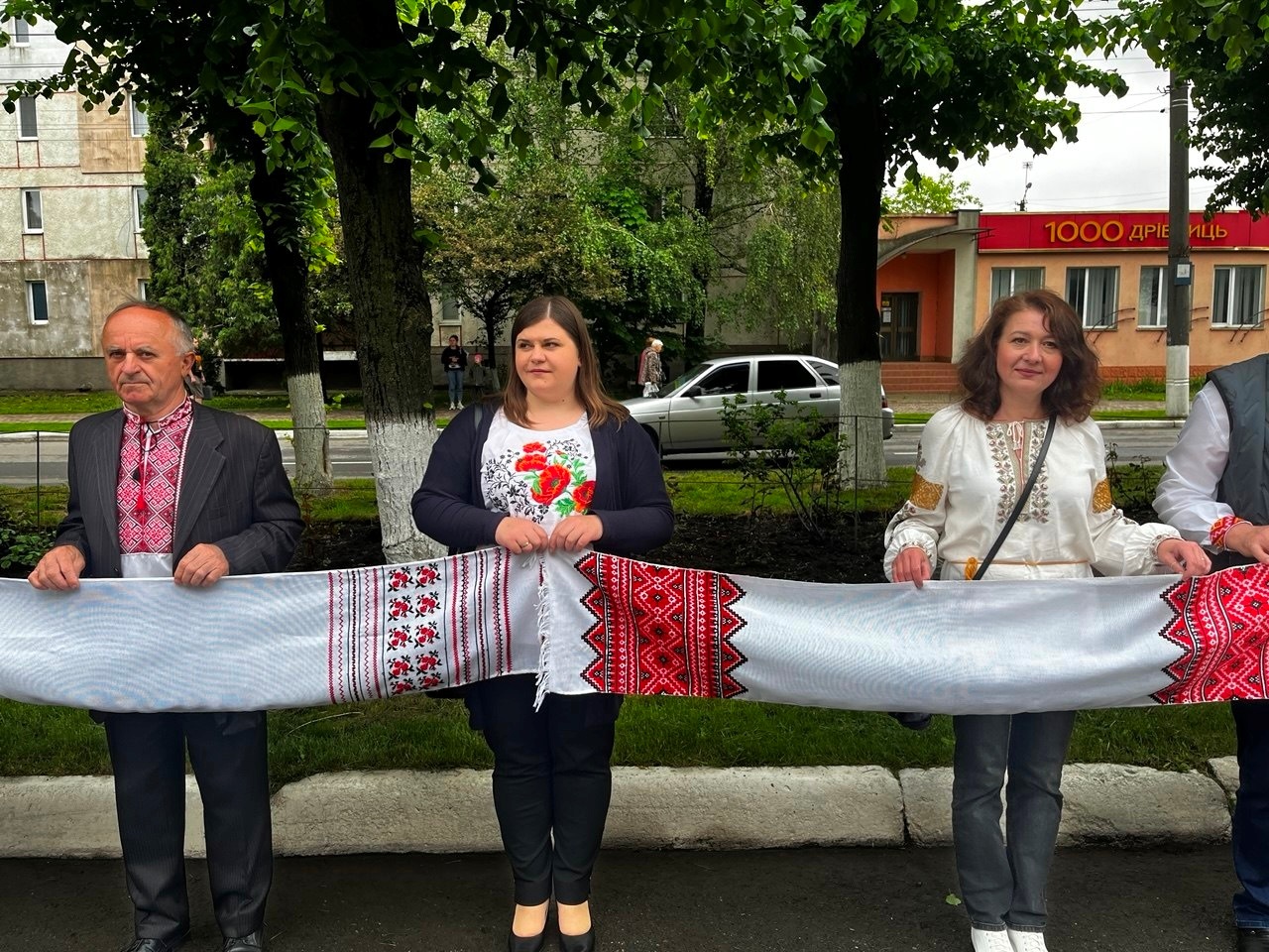 «Вишивана дорога» єдності: як Старокостянтинів відзначив День вишиванки