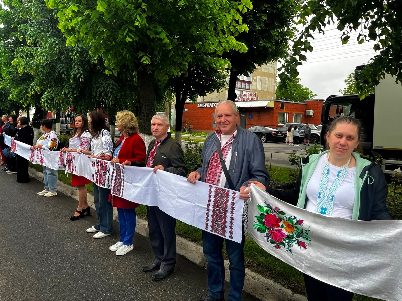 «Вишивана дорога» єдності: як Старокостянтинів відзначив День вишиванки