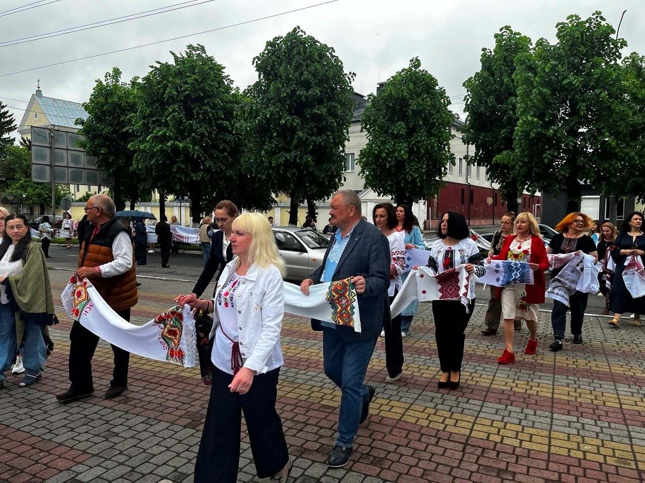 «Вишивана дорога» єдності: як Старокостянтинів відзначив День вишиванки