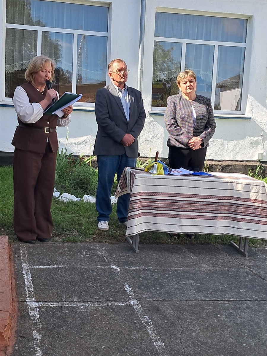 Зі сльозами, усмішками й надією: у школах Старокостянтинівської громади пролунав останній дзвінок