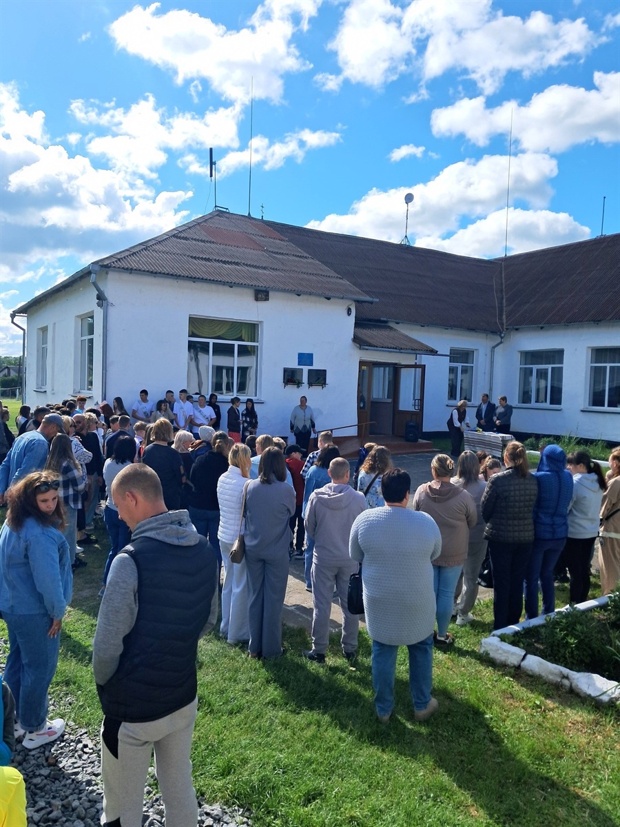 Зі сльозами, усмішками й надією: у школах Старокостянтинівської громади пролунав останній дзвінок