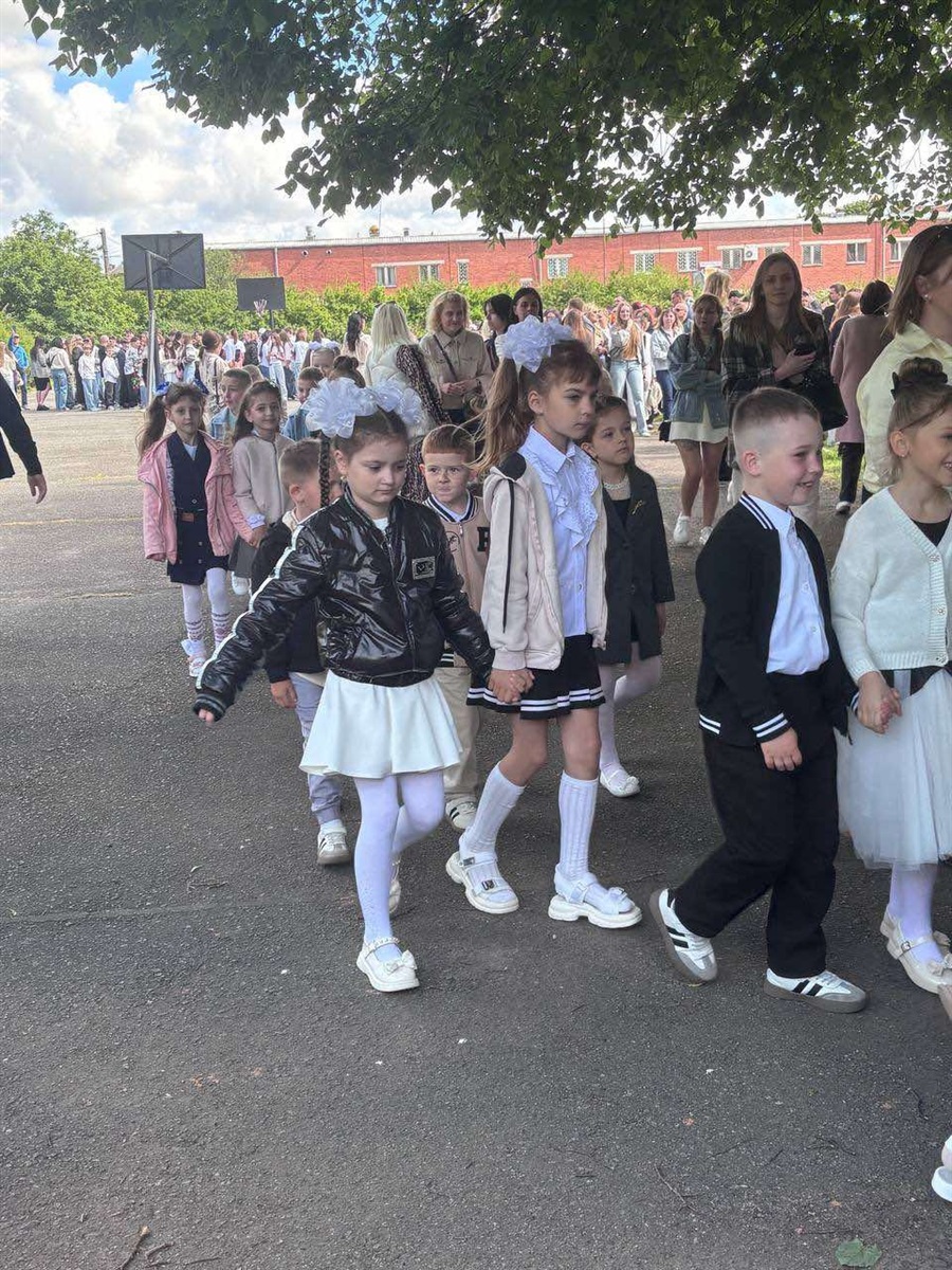 Зі сльозами, усмішками й надією: у школах Старокостянтинівської громади пролунав останній дзвінок
