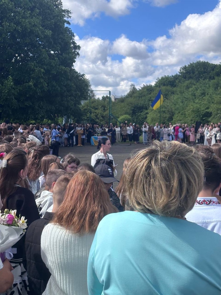 Зі сльозами, усмішками й надією: у школах Старокостянтинівської громади пролунав останній дзвінок