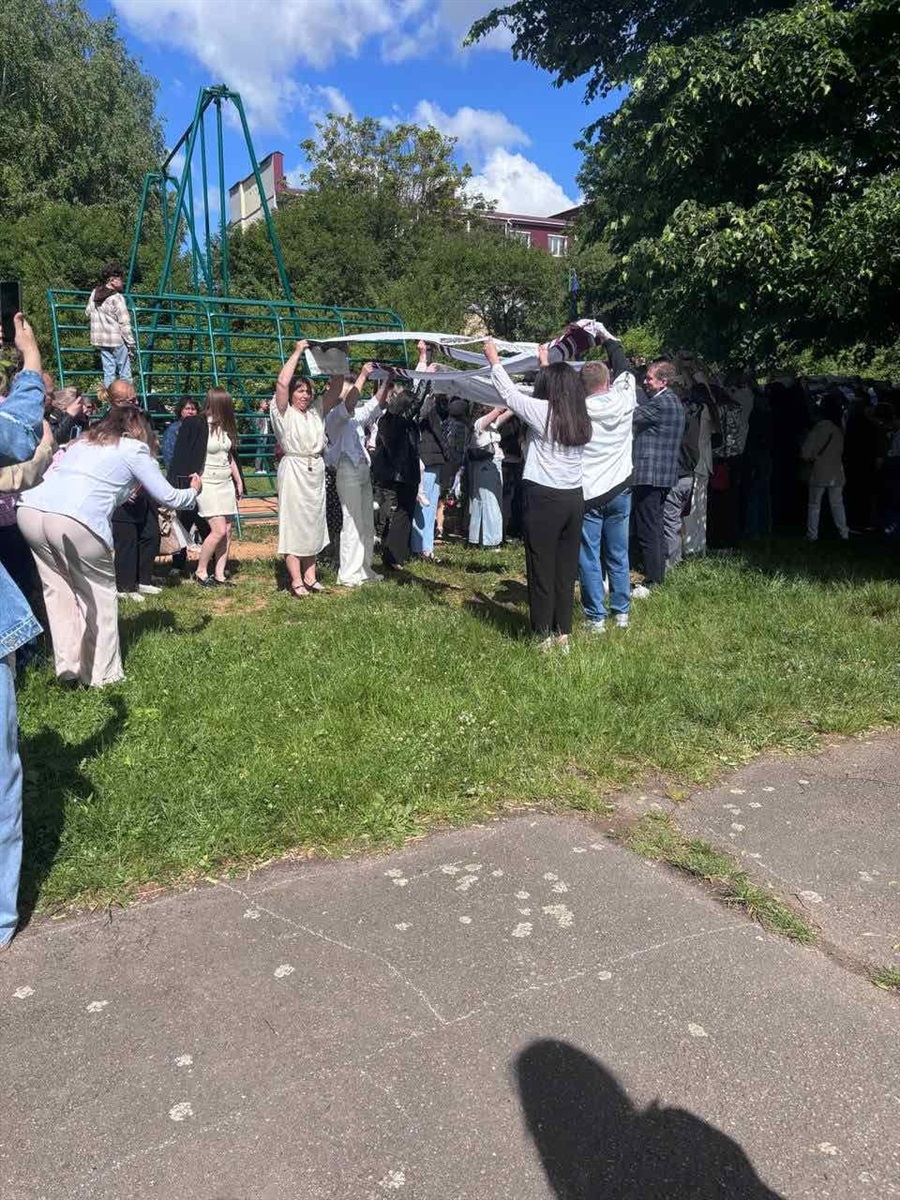Зі сльозами, усмішками й надією: у школах Старокостянтинівської громади пролунав останній дзвінок