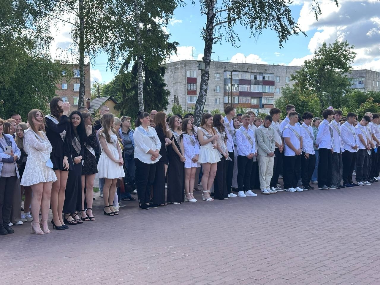 Зі сльозами, усмішками й надією: у школах Старокостянтинівської громади пролунав останній дзвінок