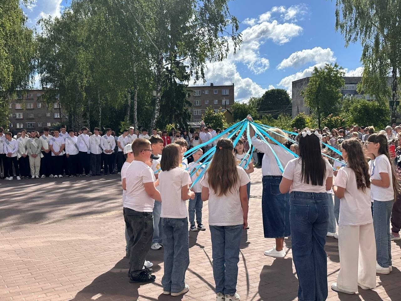 Зі сльозами, усмішками й надією: у школах Старокостянтинівської громади пролунав останній дзвінок