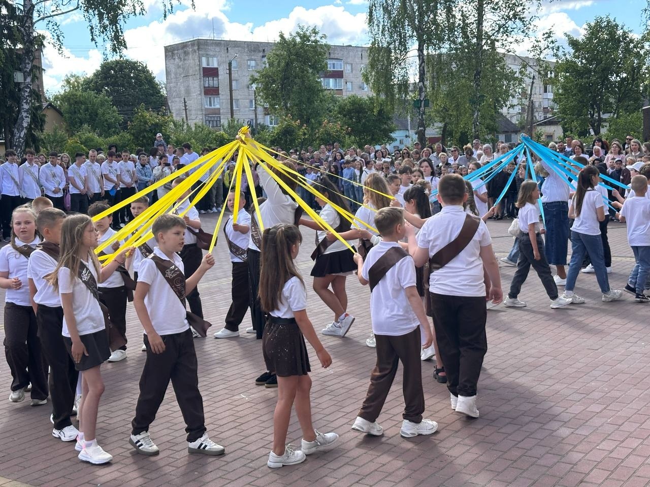 Зі сльозами, усмішками й надією: у школах Старокостянтинівської громади пролунав останній дзвінок