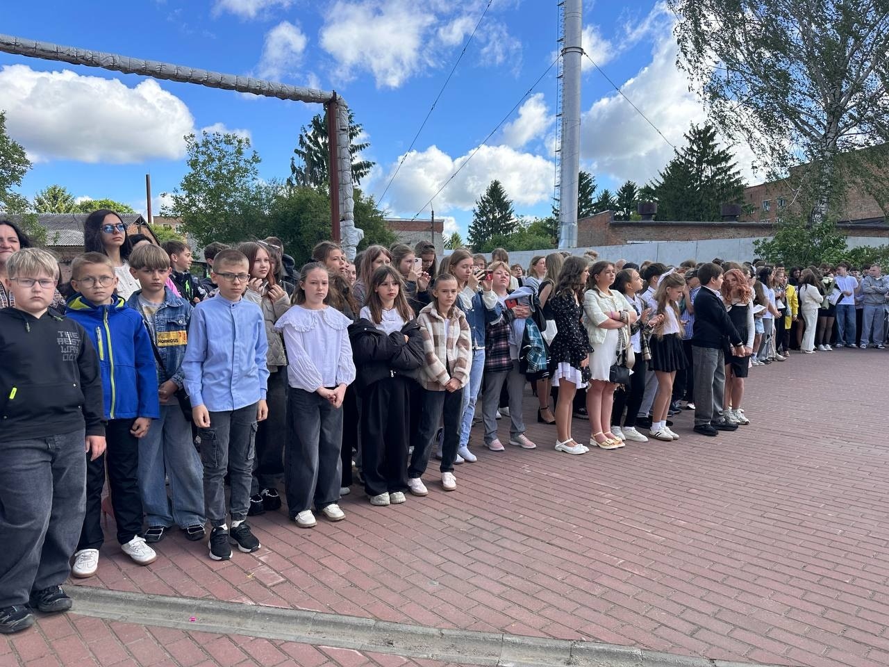 Зі сльозами, усмішками й надією: у школах Старокостянтинівської громади пролунав останній дзвінок