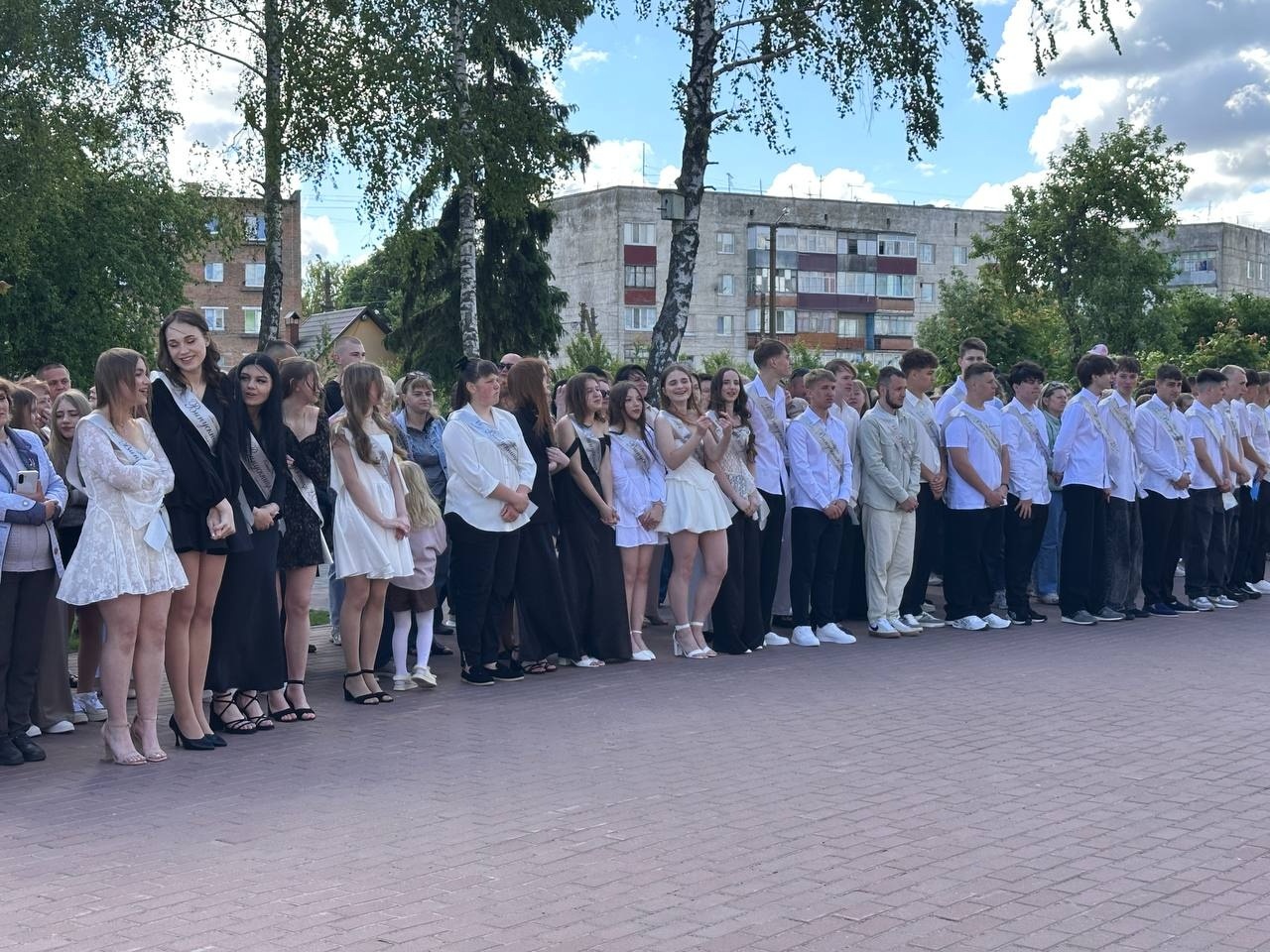 Зі сльозами, усмішками й надією: у школах Старокостянтинівської громади пролунав останній дзвінок