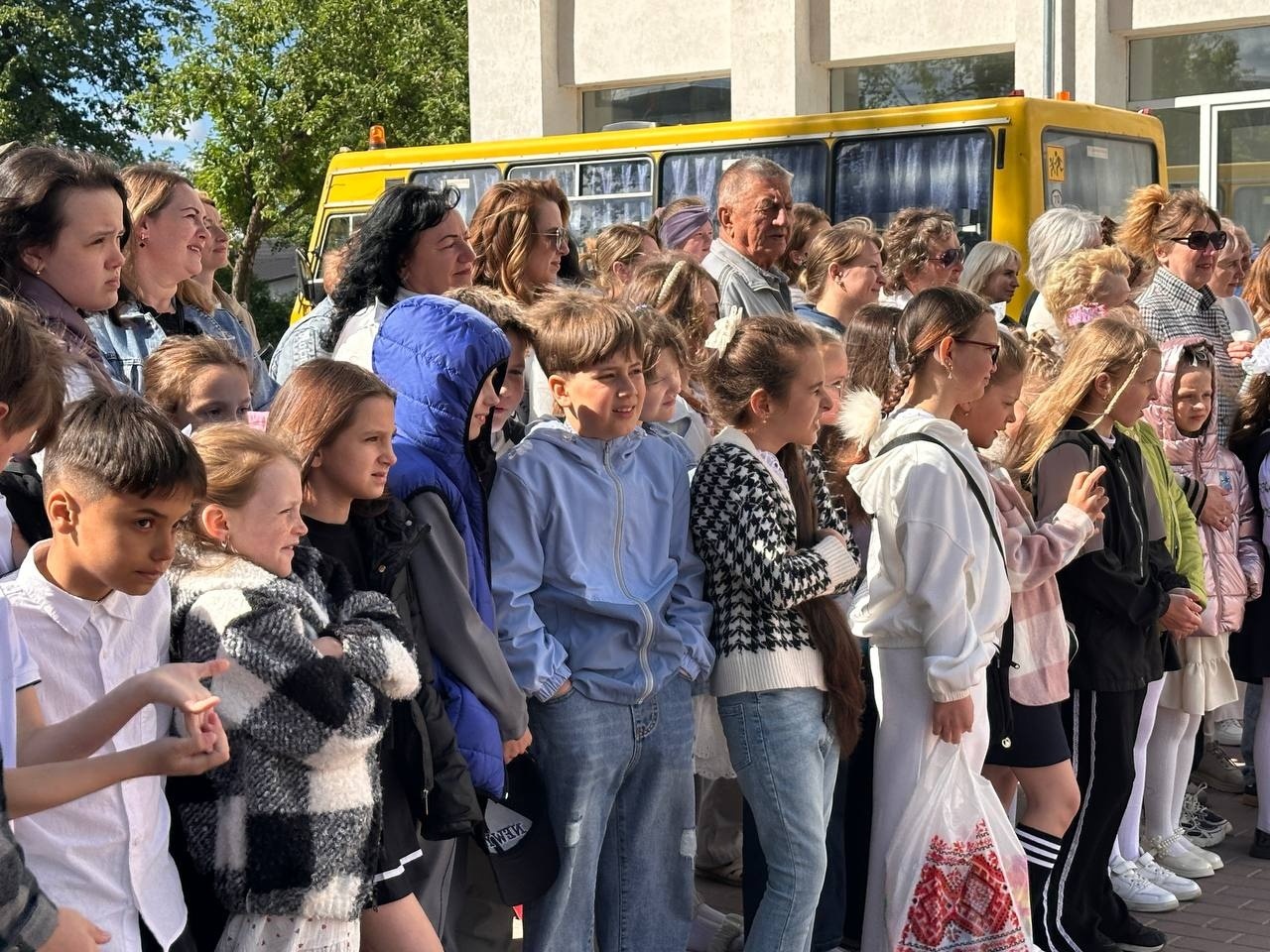 Зі сльозами, усмішками й надією: у школах Старокостянтинівської громади пролунав останній дзвінок