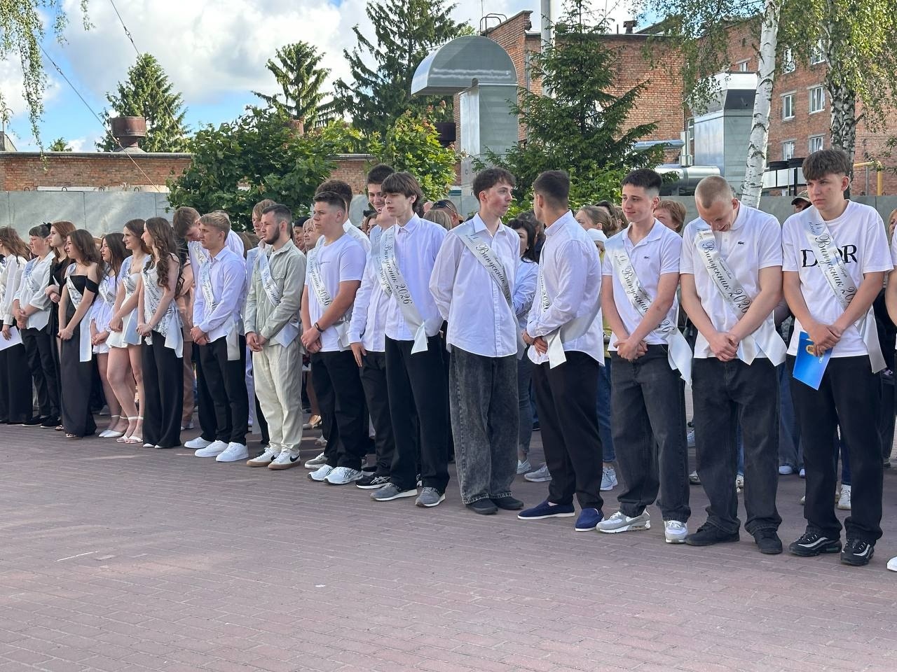 Зі сльозами, усмішками й надією: у школах Старокостянтинівської громади пролунав останній дзвінок