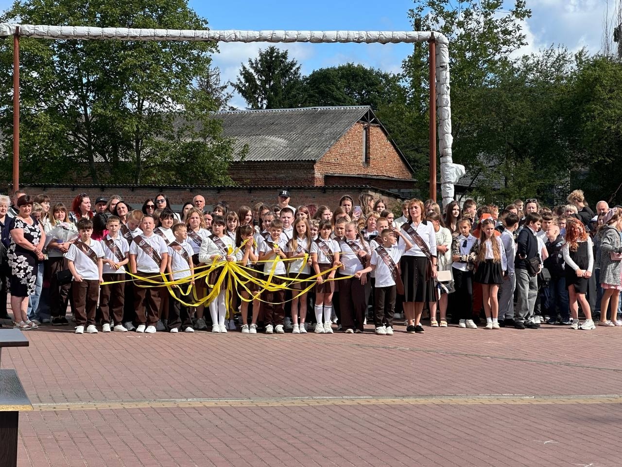 Зі сльозами, усмішками й надією: у школах Старокостянтинівської громади пролунав останній дзвінок