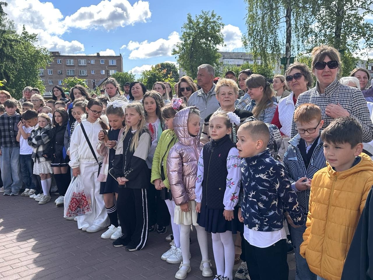 Зі сльозами, усмішками й надією: у школах Старокостянтинівської громади пролунав останній дзвінок