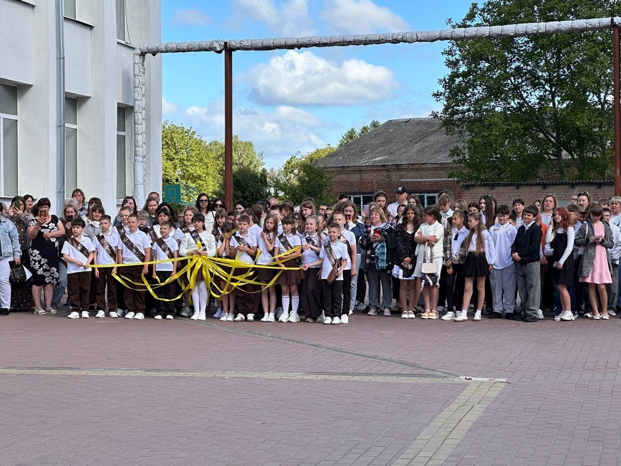 Зі сльозами, усмішками й надією: у школах Старокостянтинівської громади пролунав останній дзвінок
