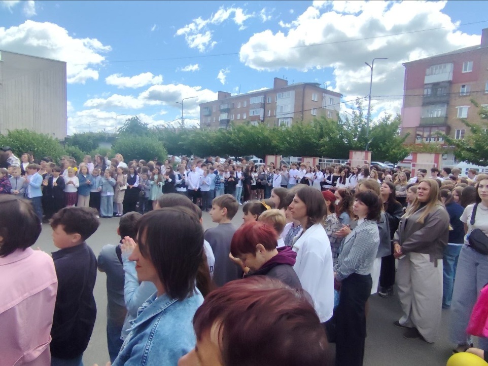 Зі сльозами, усмішками й надією: у школах Старокостянтинівської громади пролунав останній дзвінок