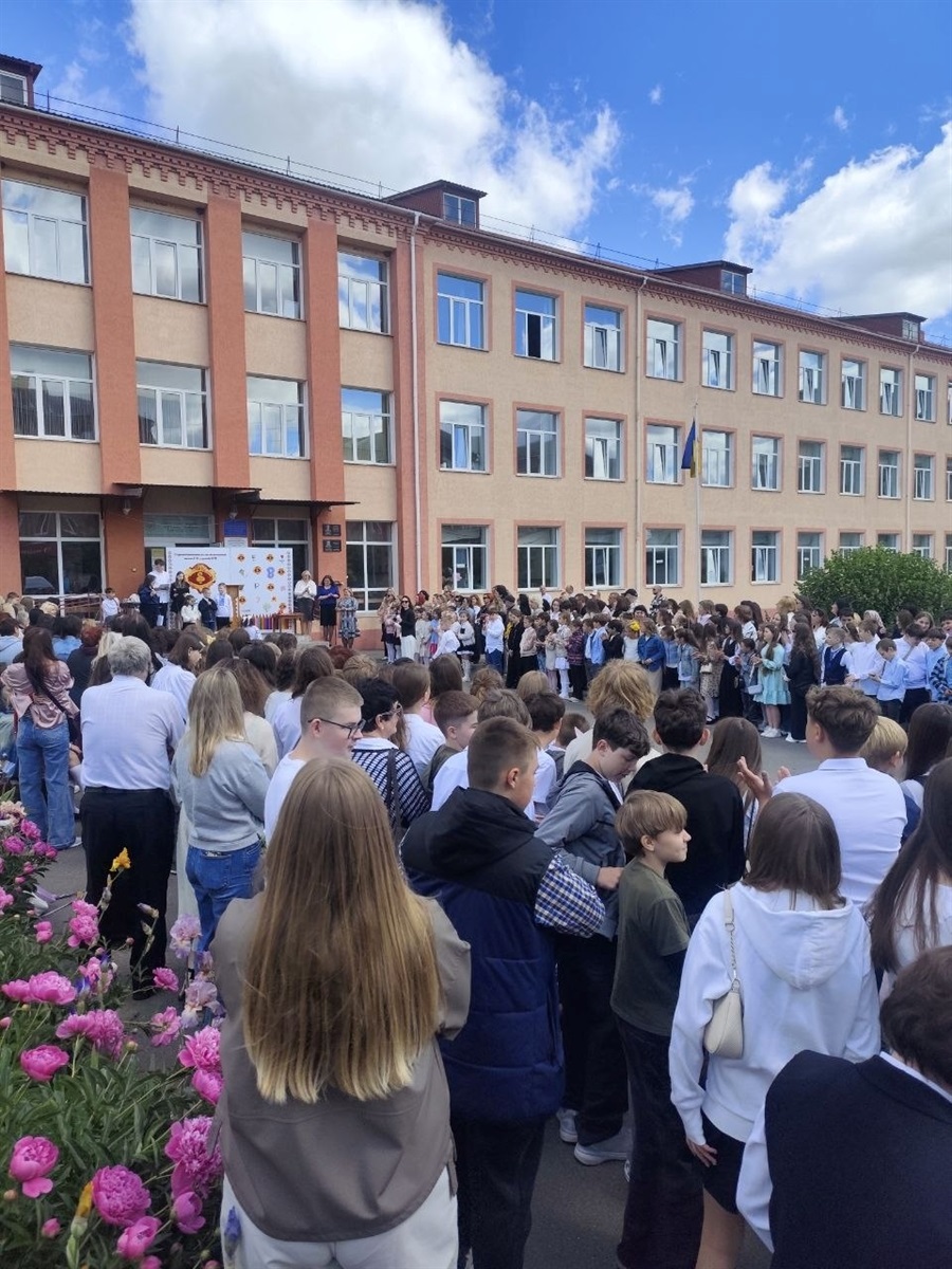 Зі сльозами, усмішками й надією: у школах Старокостянтинівської громади пролунав останній дзвінок
