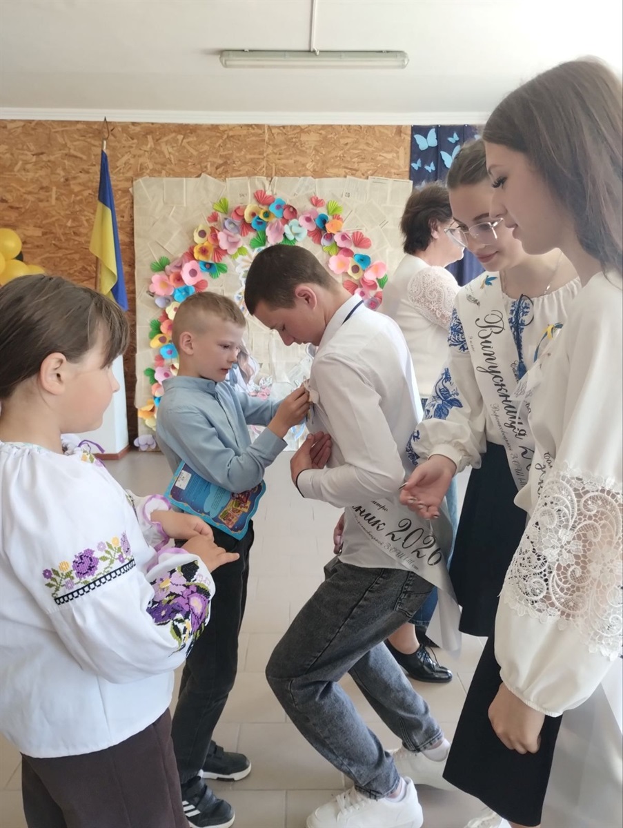Зі сльозами, усмішками й надією: у школах Старокостянтинівської громади пролунав останній дзвінок