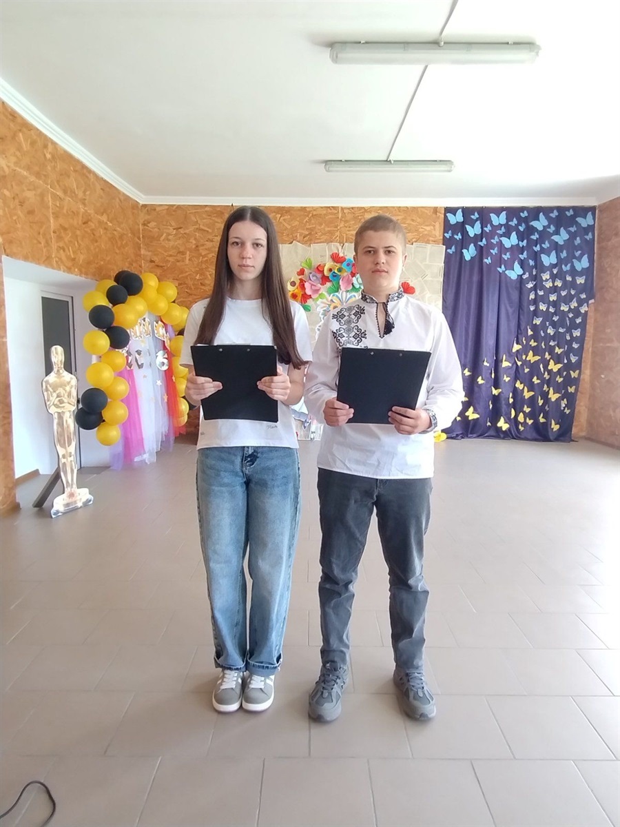 Зі сльозами, усмішками й надією: у школах Старокостянтинівської громади пролунав останній дзвінок
