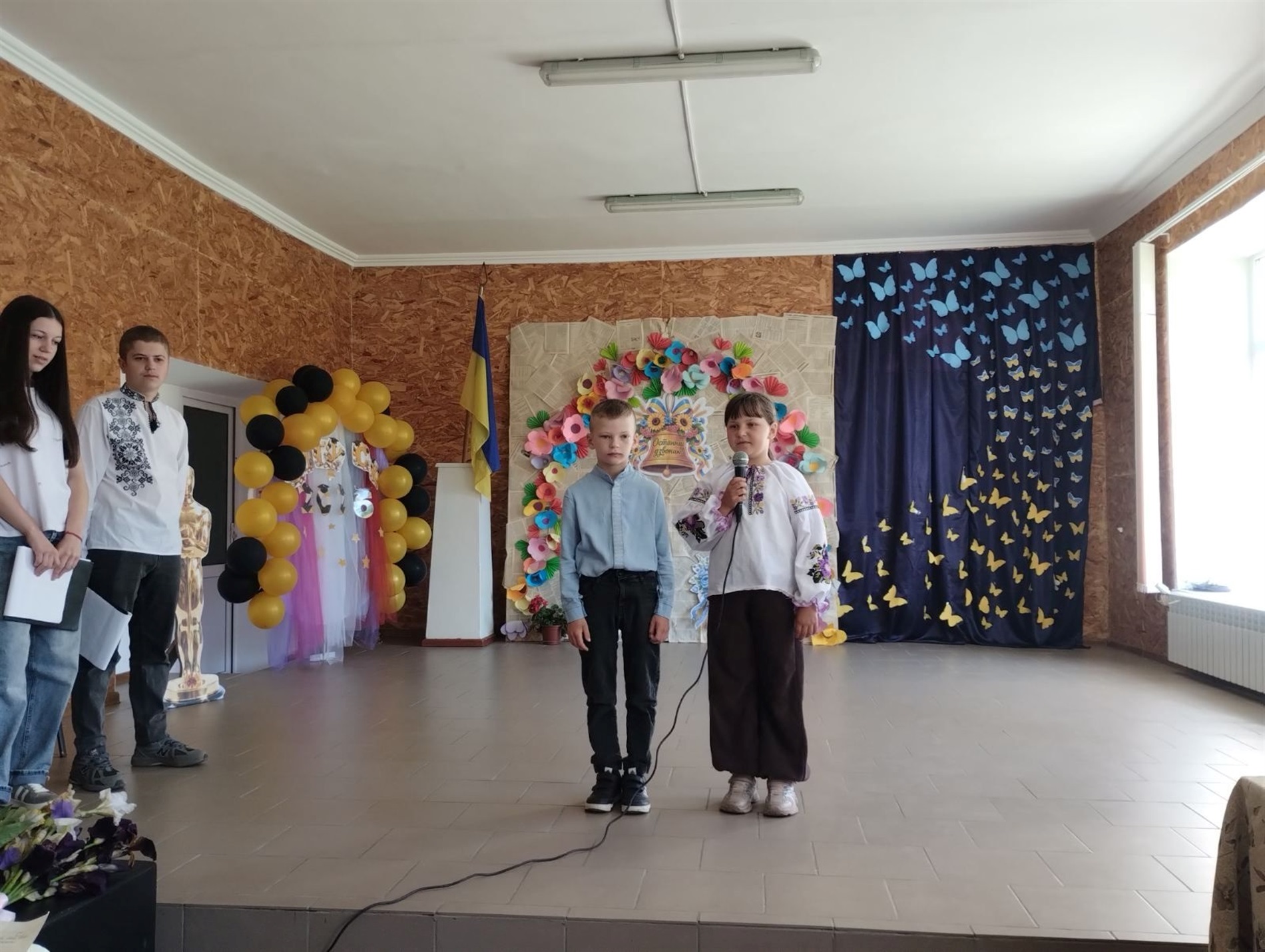 Зі сльозами, усмішками й надією: у школах Старокостянтинівської громади пролунав останній дзвінок