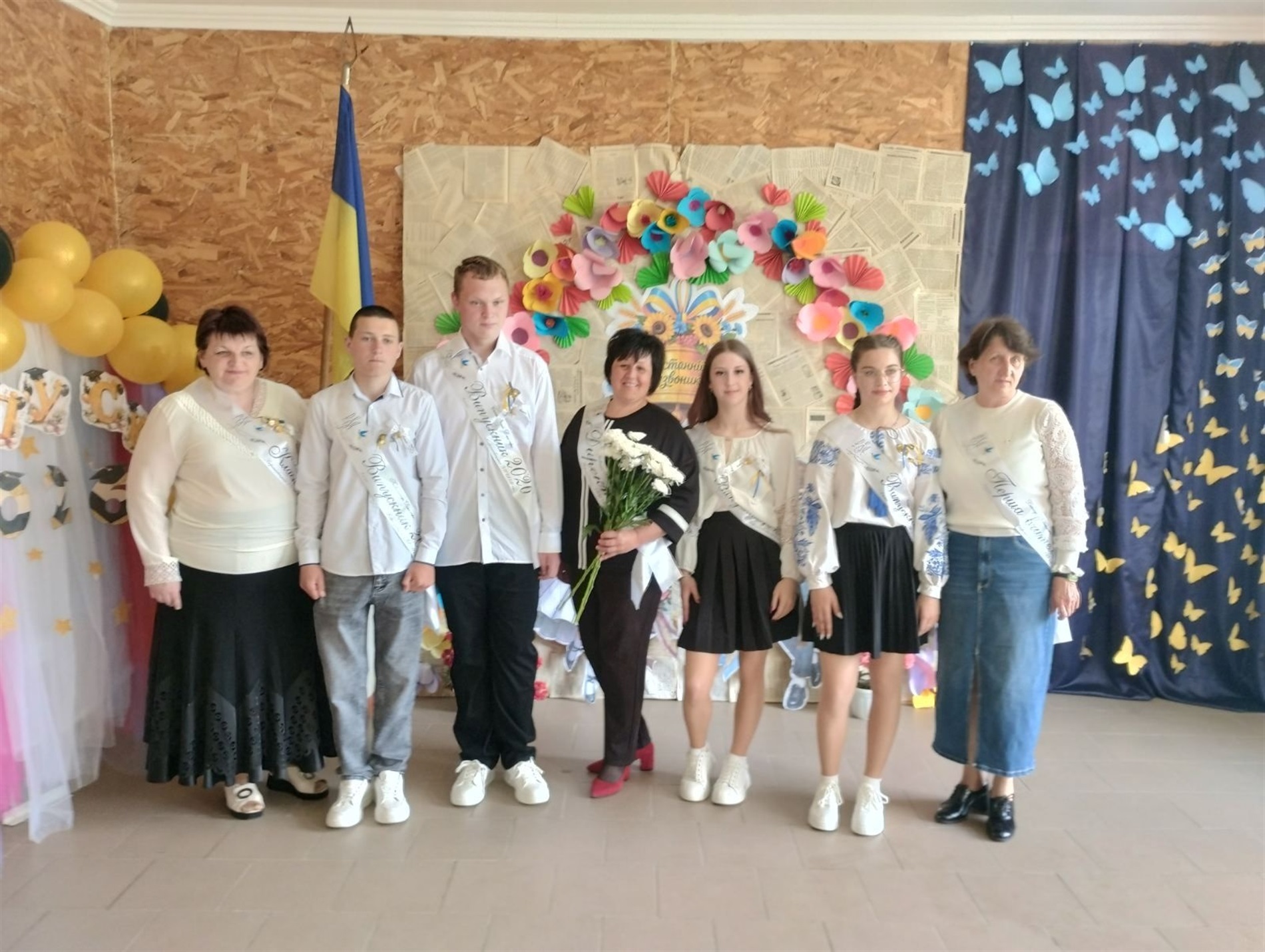 Зі сльозами, усмішками й надією: у школах Старокостянтинівської громади пролунав останній дзвінок