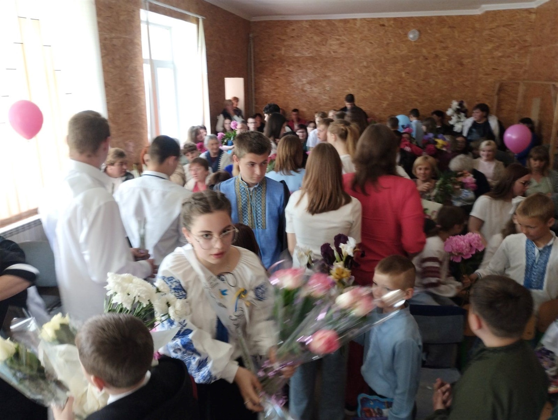Зі сльозами, усмішками й надією: у школах Старокостянтинівської громади пролунав останній дзвінок