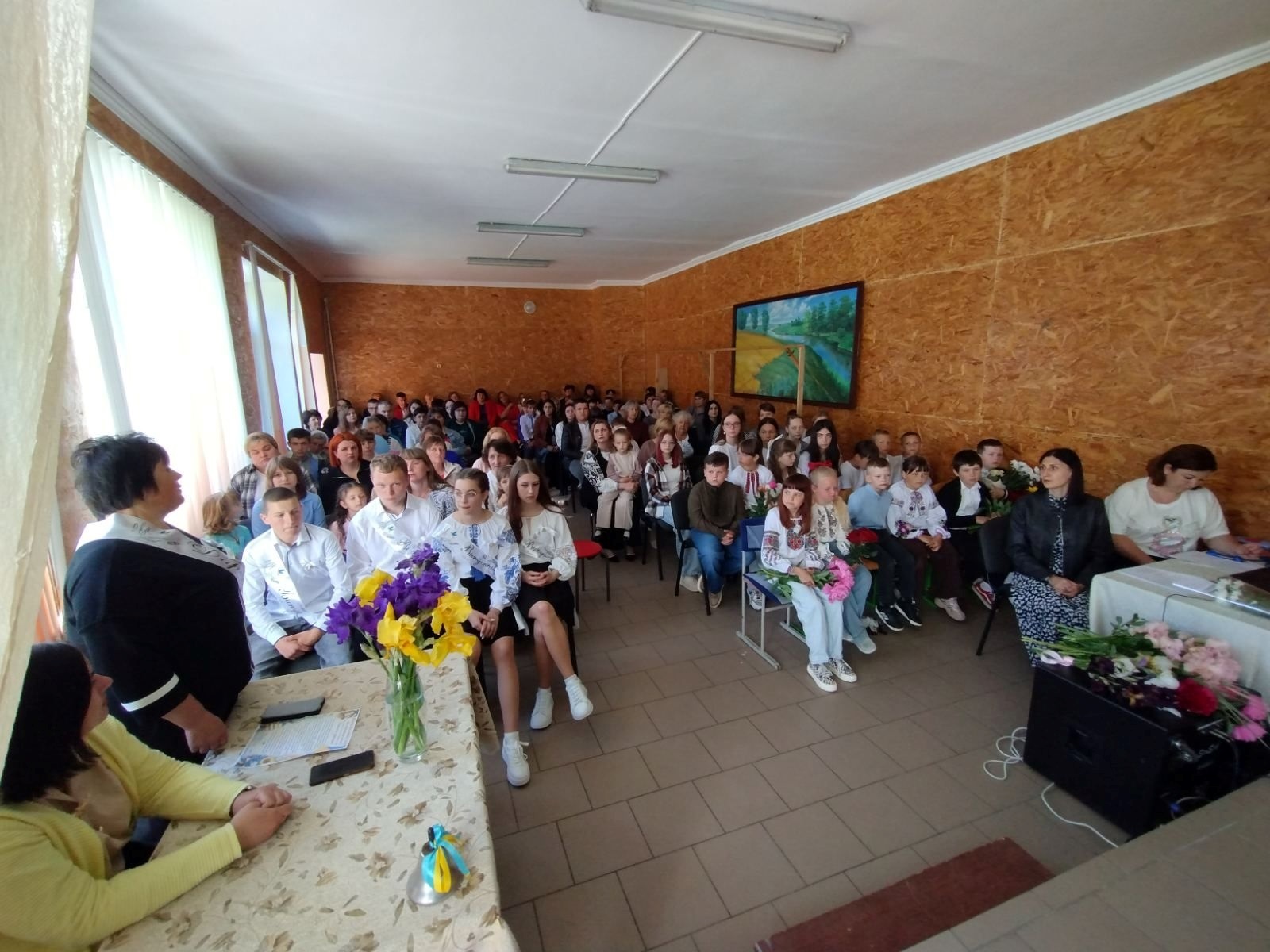 Зі сльозами, усмішками й надією: у школах Старокостянтинівської громади пролунав останній дзвінок