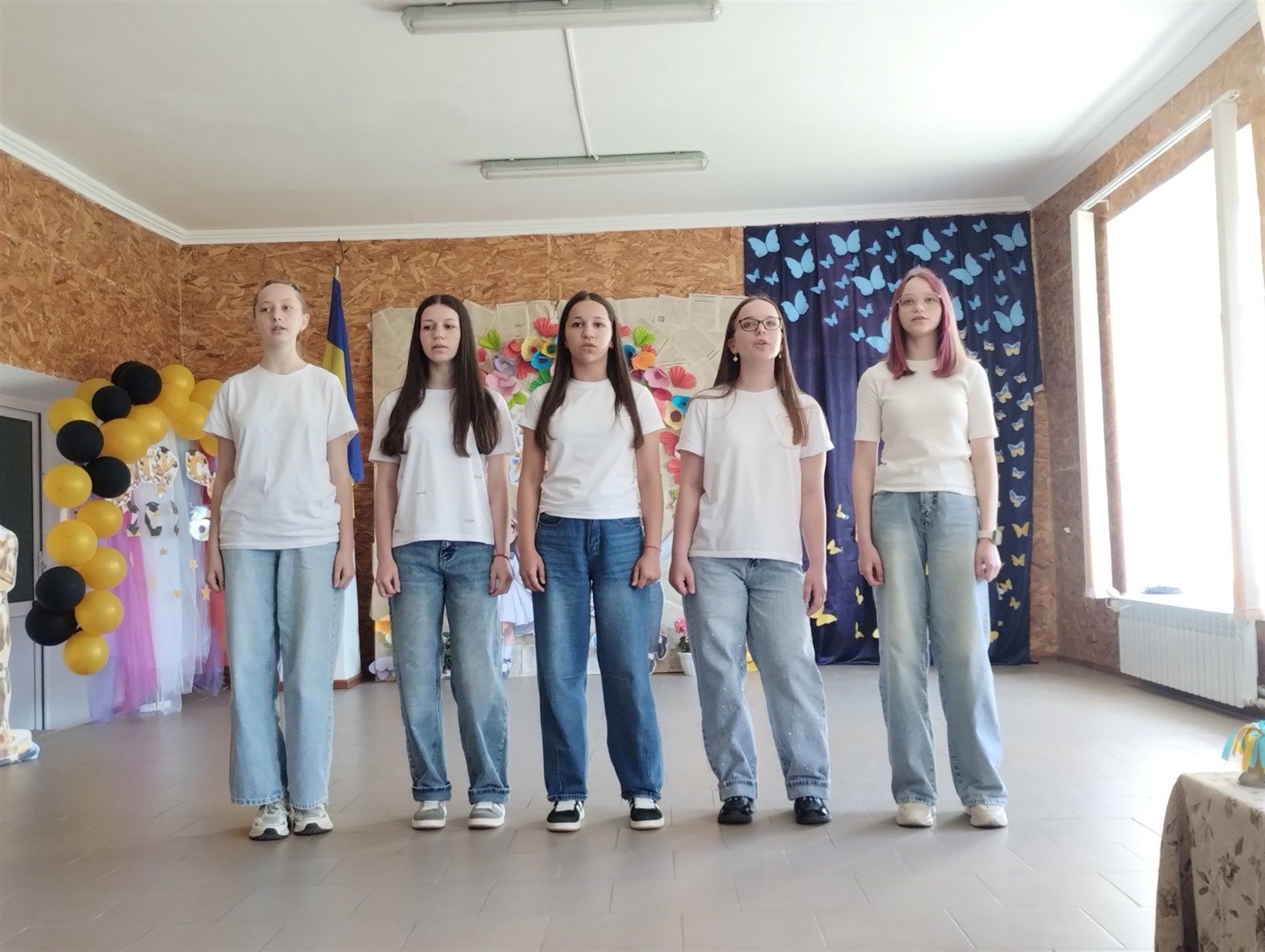 Зі сльозами, усмішками й надією: у школах Старокостянтинівської громади пролунав останній дзвінок