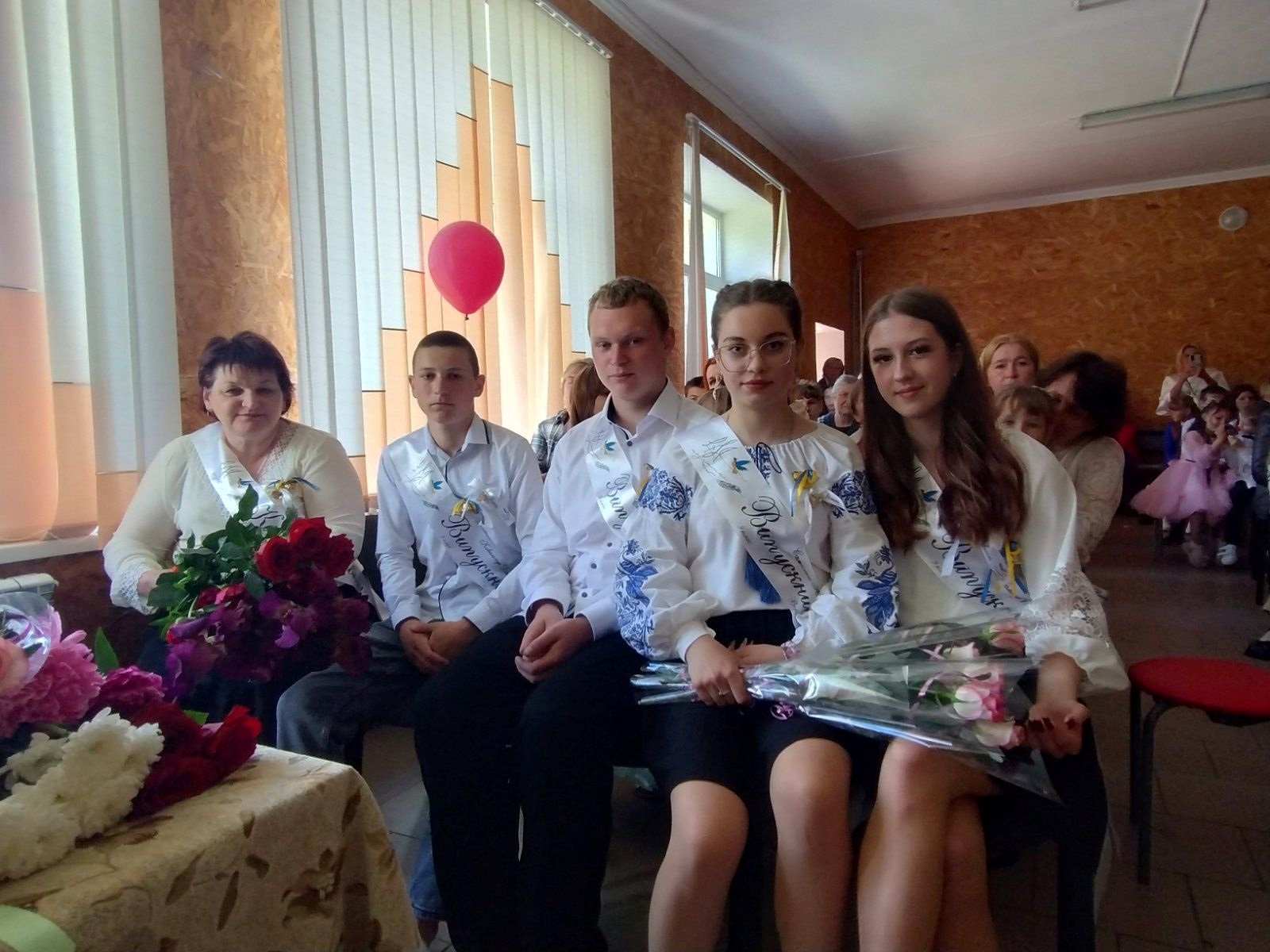 Зі сльозами, усмішками й надією: у школах Старокостянтинівської громади пролунав останній дзвінок