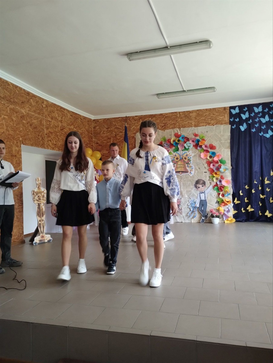 Зі сльозами, усмішками й надією: у школах Старокостянтинівської громади пролунав останній дзвінок