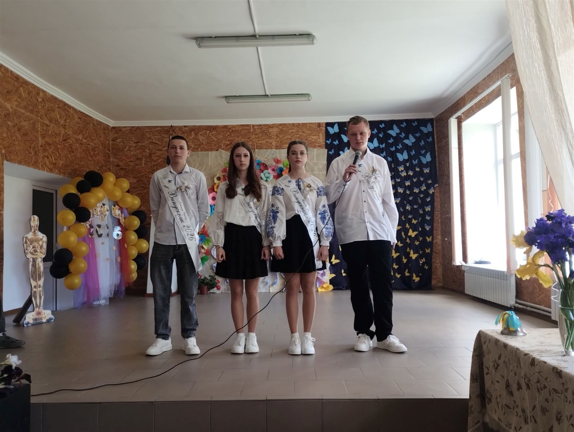 Зі сльозами, усмішками й надією: у школах Старокостянтинівської громади пролунав останній дзвінок