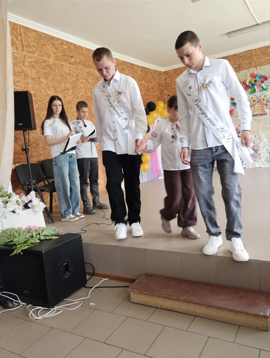 Зі сльозами, усмішками й надією: у школах Старокостянтинівської громади пролунав останній дзвінок