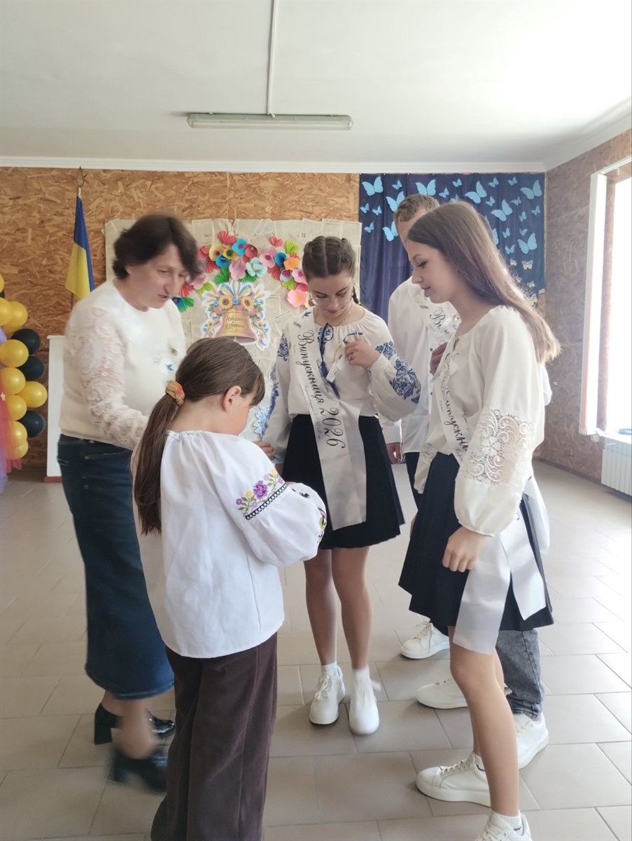 Зі сльозами, усмішками й надією: у школах Старокостянтинівської громади пролунав останній дзвінок