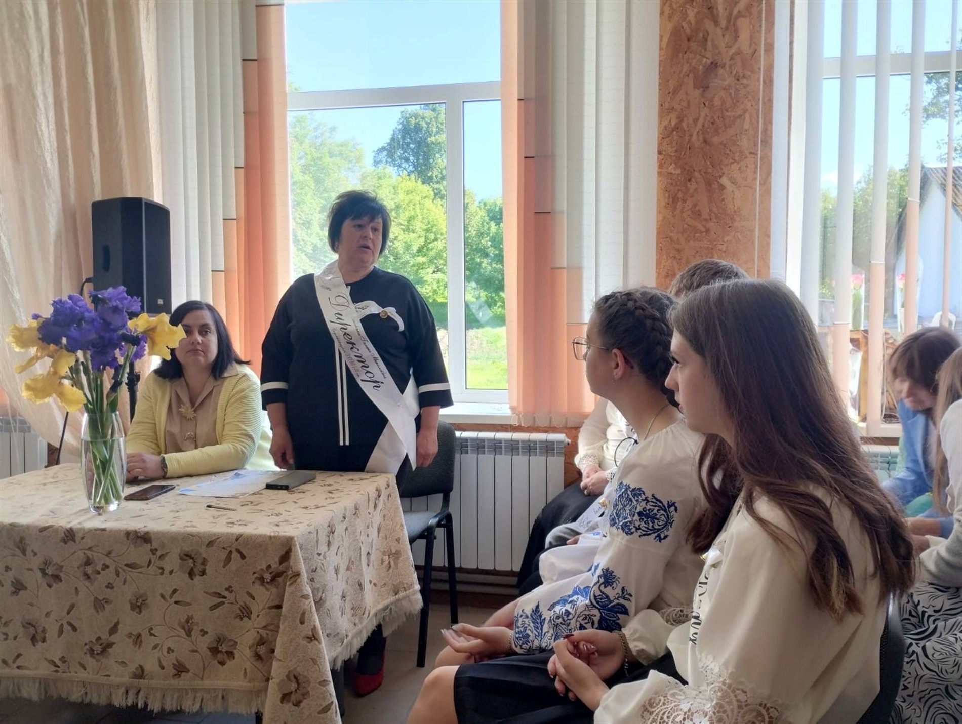 Зі сльозами, усмішками й надією: у школах Старокостянтинівської громади пролунав останній дзвінок