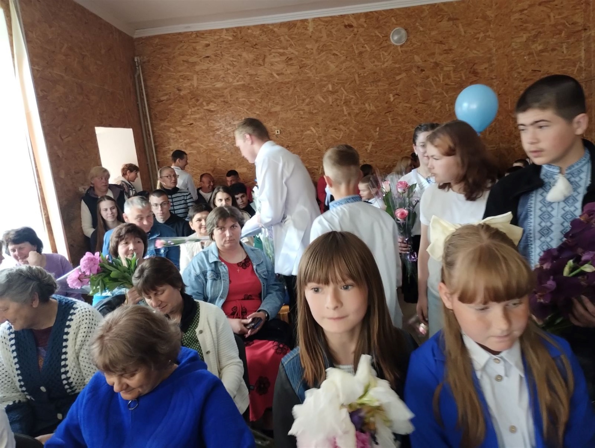 Зі сльозами, усмішками й надією: у школах Старокостянтинівської громади пролунав останній дзвінок