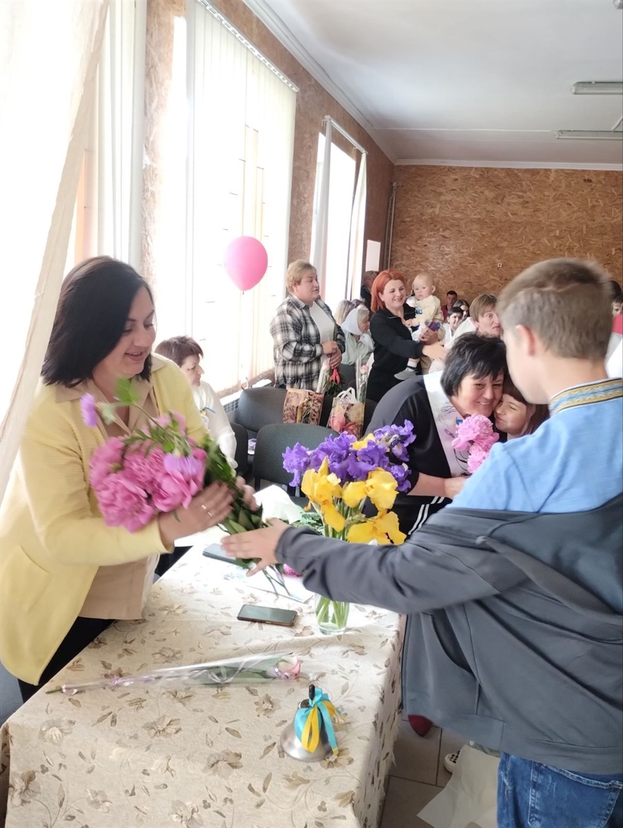 Зі сльозами, усмішками й надією: у школах Старокостянтинівської громади пролунав останній дзвінок